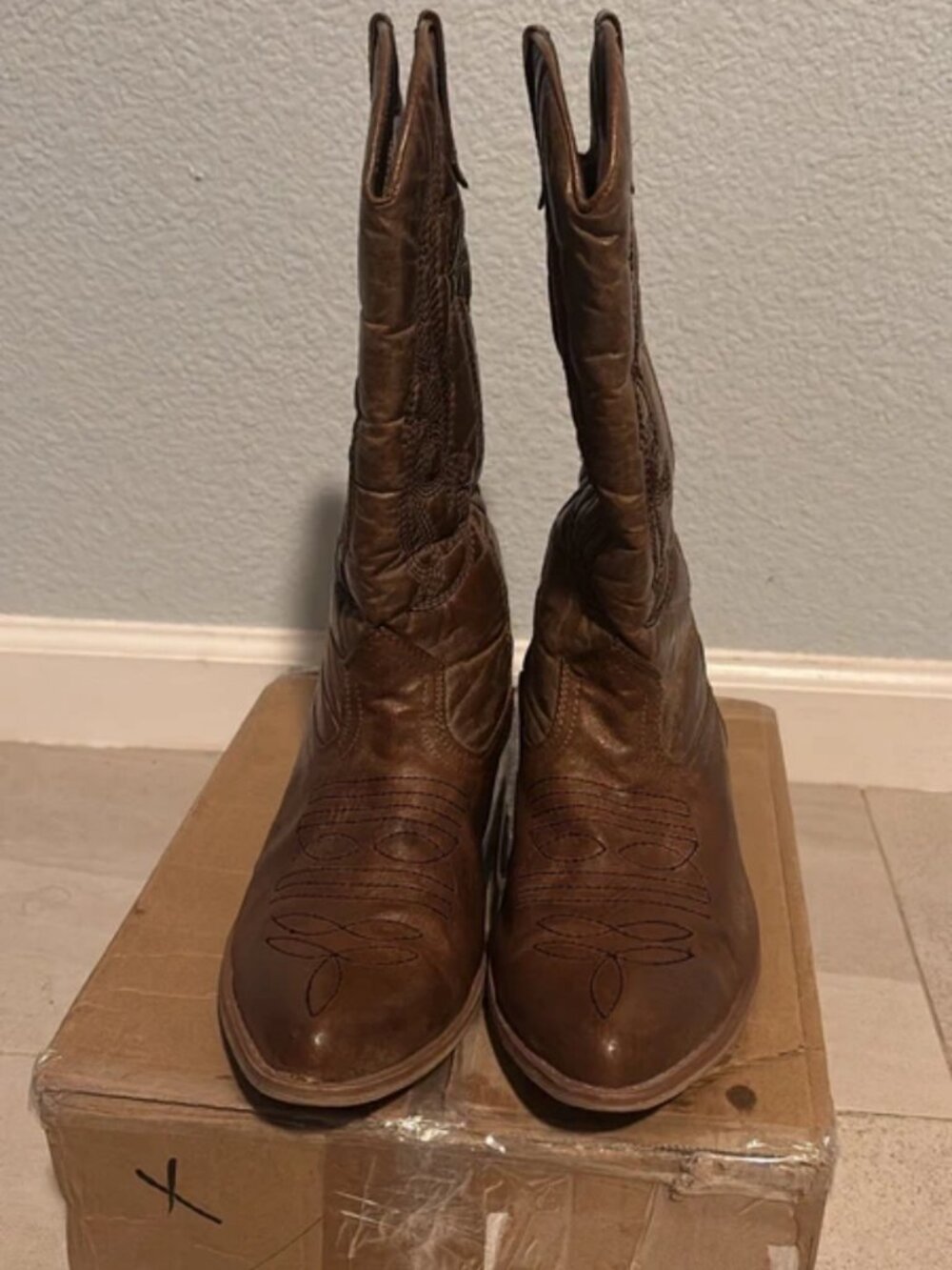 Brown leather cowboy boots with a western vibe #western #cowboyboots #leather